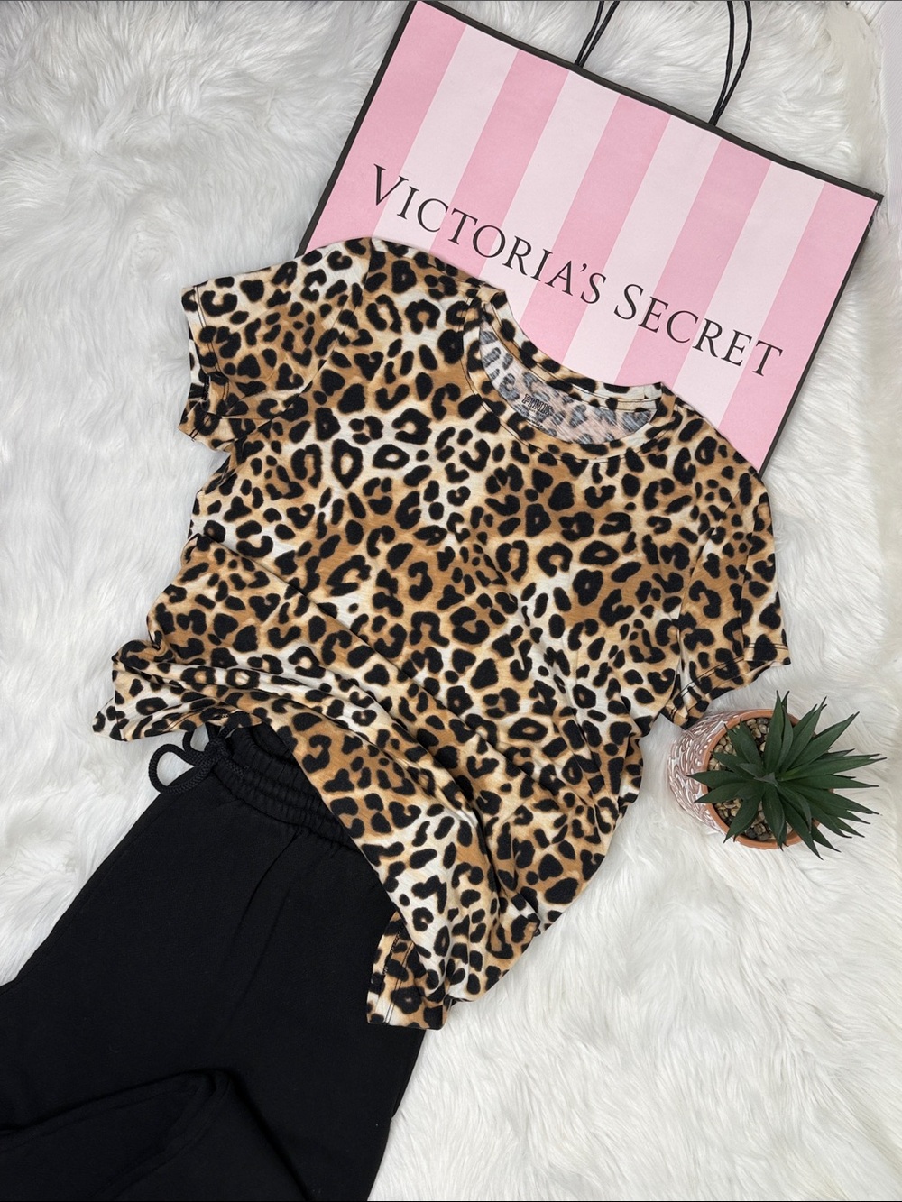 ⭐️2/$20⭐️ PINK EVERYDAY tee Leopard animal print Small S